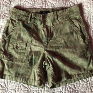 ❤️5/40❤️ camo shorts